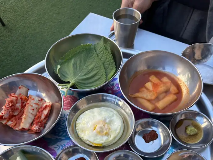 쌈 채소와 곁들여 먹는 삼겹살