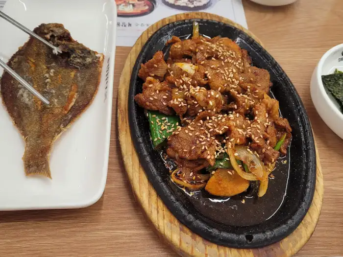 바삭하게 구워진 생선구이와 고추장 불고기