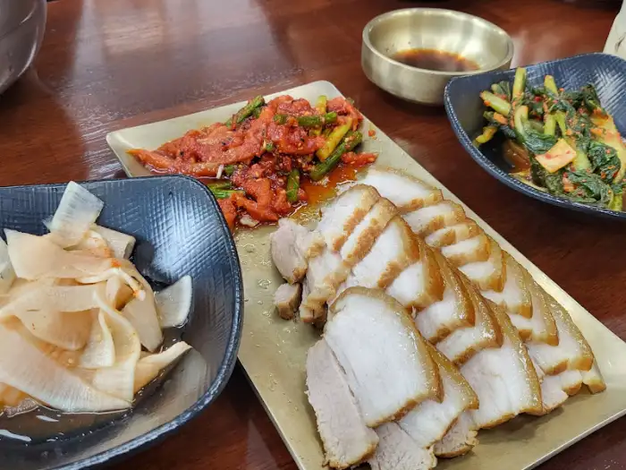 메밀면과 수육, 김치