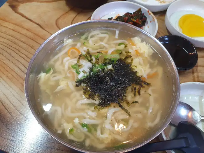 다른 각도에서 본 칼국수