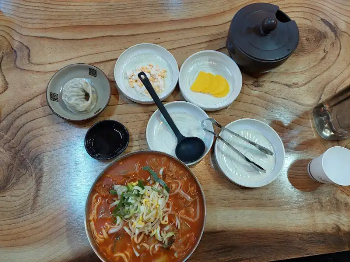 칼국수와 밥을 말아먹는 모습
