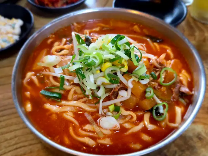 육개장 칼국수 근접 촬영