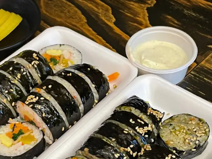 정갈하게 담긴 매운 김밥