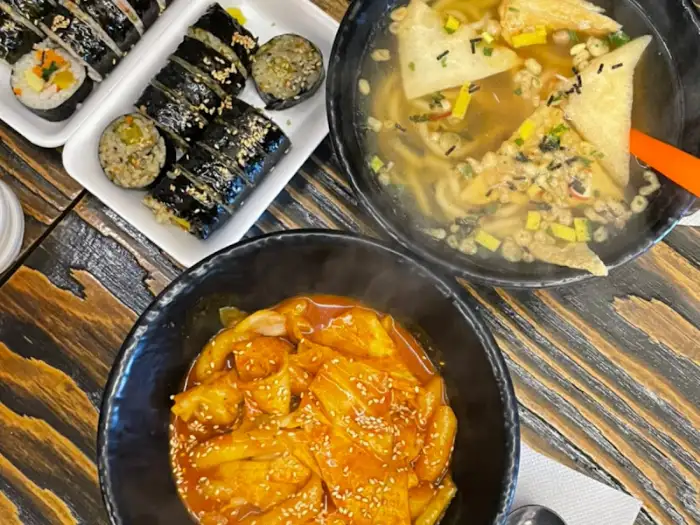 푸짐한 떡볶이와 우동