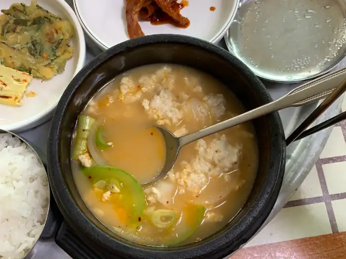 순두부 찌개의 맑고 개운한 국물