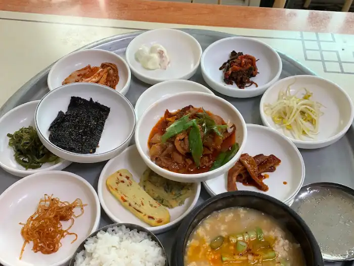 푸짐하게 제공된 곁찬들