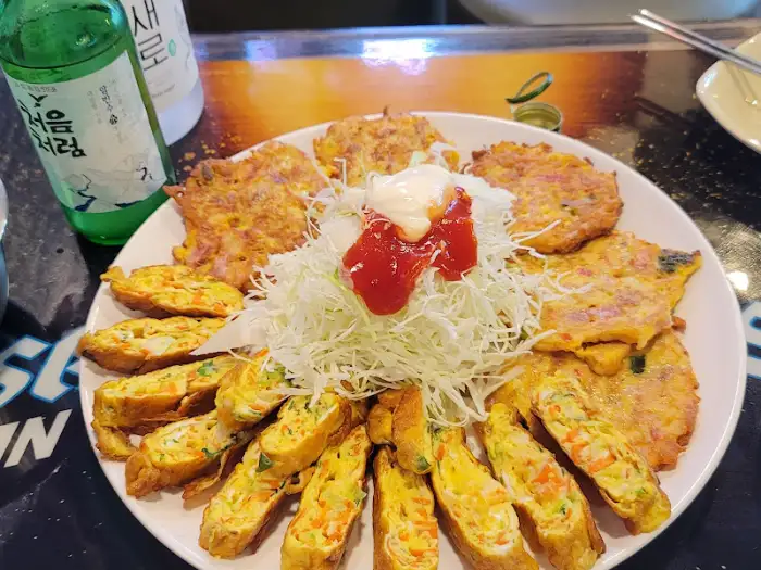 참치전과 계란말이가 함께 나온 푸짐한 접시