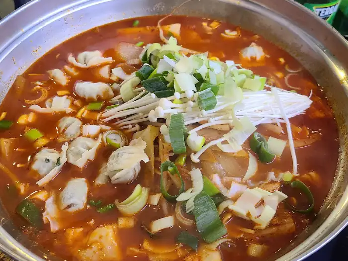 얼큰한 참치찌개 속 재료들