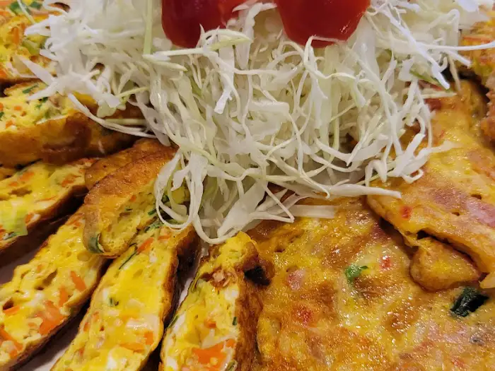 참치전과 계란말이 클로즈업 샷