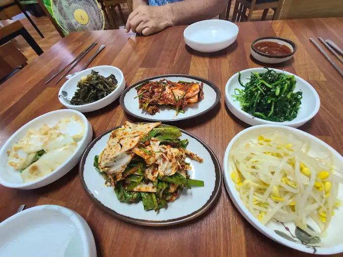 다양한 김치와 나물 반찬들이 담긴 접시들.