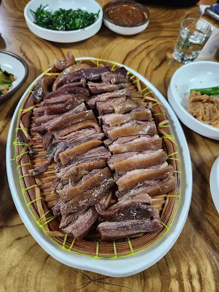 정갈하게 썰린 보신탕 고기가 쟁반에 담겨 있는 모습.