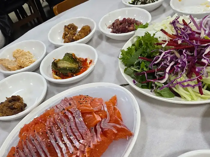 신선하고 푸짐하게 차려진 송어회