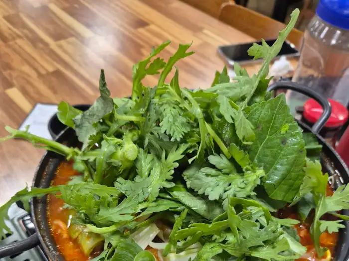 신선한 채소가 가득 올려진 매운탕 냄비