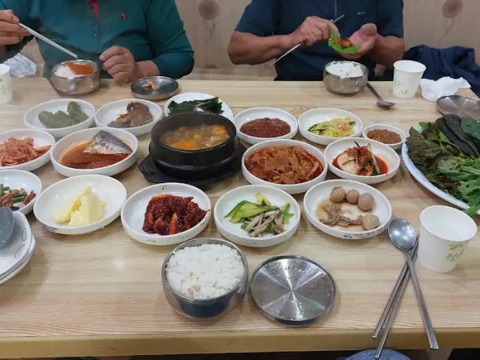 테이블에 가득 차려진 한상차림