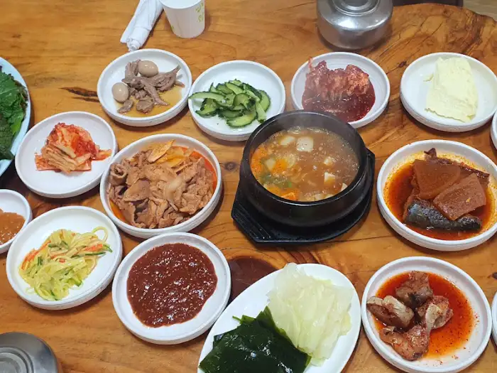 다양한 반찬들이 놓인 식탁 전경