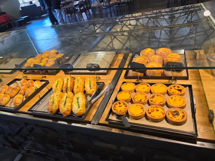 버던트 카페 베이커리 쇼케이스 진열된 빵 종류 (다른 각도)