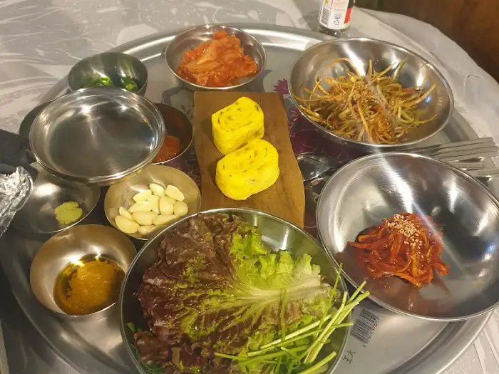 다양하고 깔끔한 밑반찬 구성