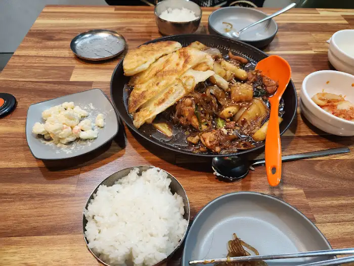 찜닭과 곁들임 메뉴