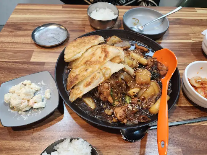 찜닭과 납작만두