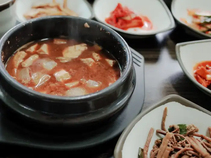 끓고 있는 된장찌개와 여러 밑반찬