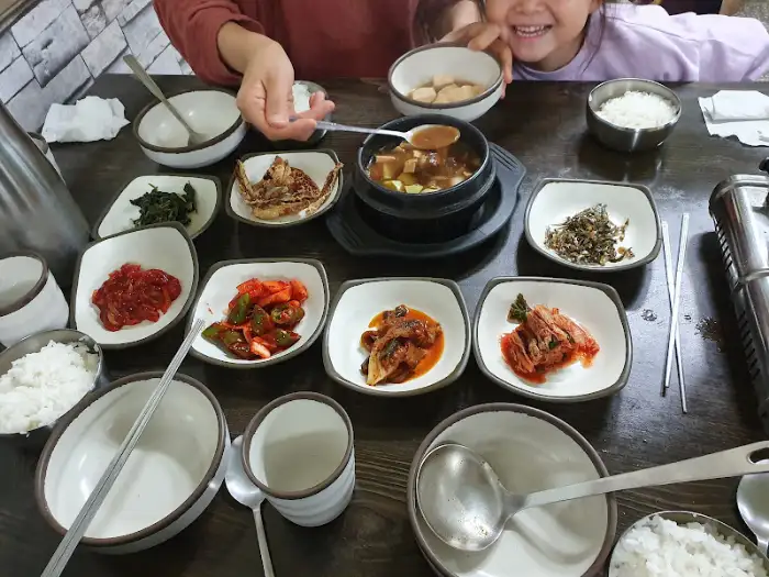테이블에 차려진 푸짐한 한상차림