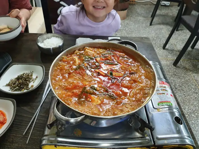 보글보글 끓고 있는 김치찌개