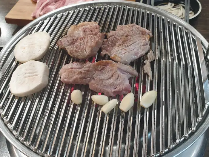 불판에 구워지는 고기 사진