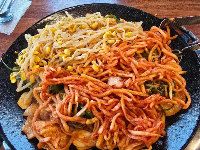 커다란 불판 위에 푸짐하게 담긴 돼지두루치기