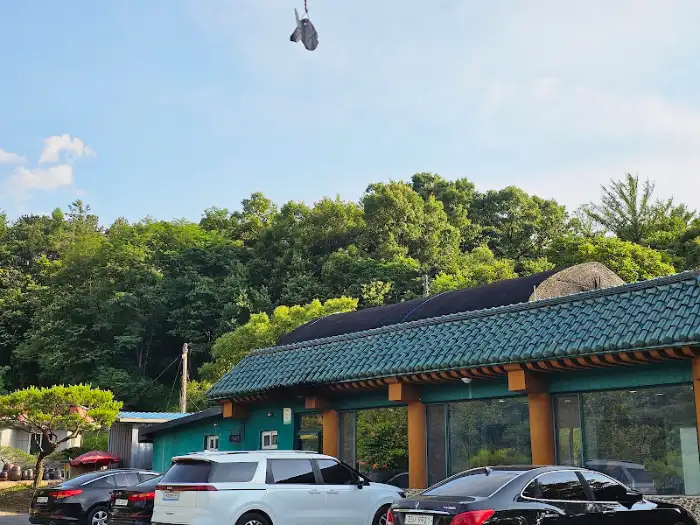 주차된 차들과 건물 입구