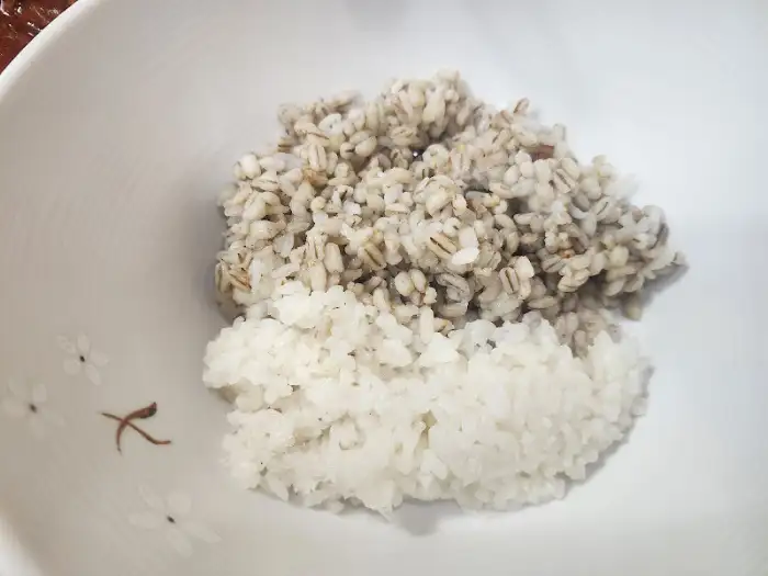 보리쌀과 흰쌀이 섞인 밥