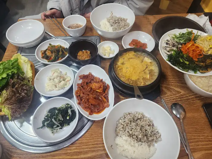 다양한 밑반찬과 청국장 한 상 차림
