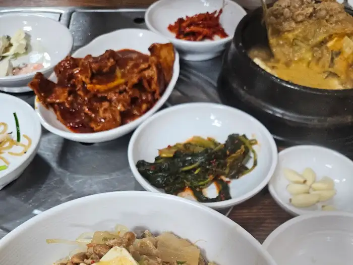 청국장 뚝배기와 밥, 밑반찬
