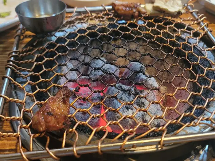 숯불 위에서 익어가는 고기