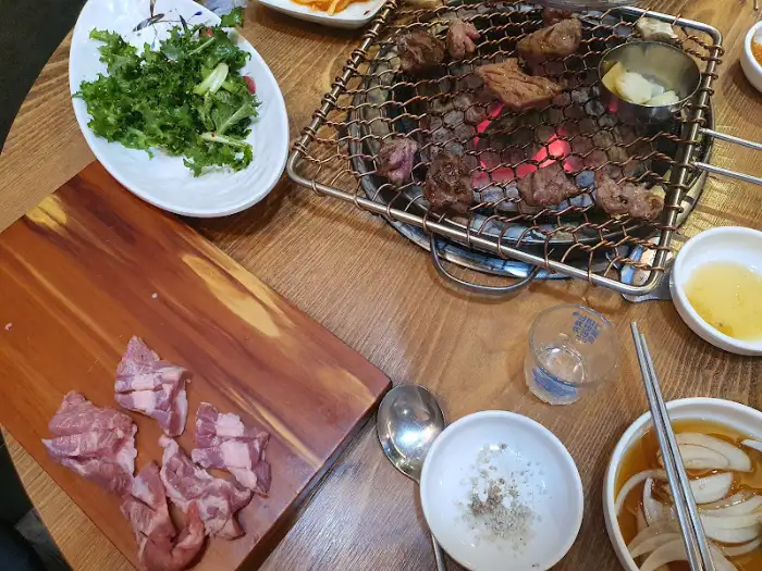 숯불 위에서 익어가는 고기 한 상