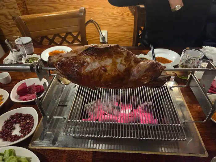 불판 위에서 익어가는 양 통다리 구이