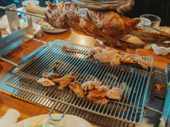 양 통다리 구이에서 잘라낸 고기들