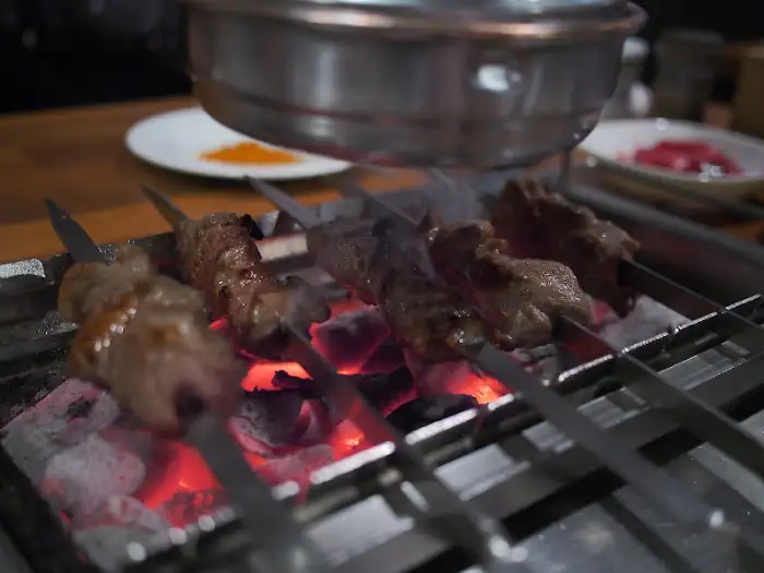 숯불 위에서 구워지는 양꼬치 꼬치