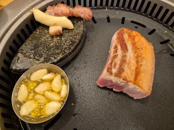 맛찬들왕소금구이 과천점 삼겹살 한 점