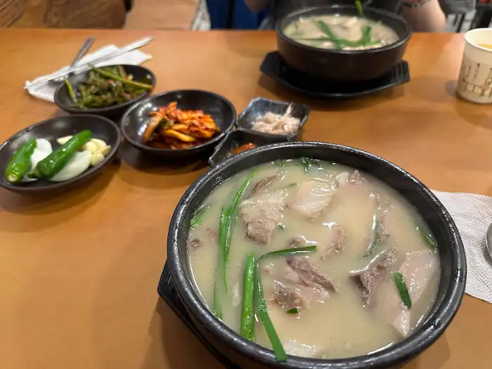테이블 위에 놓인 돼지국밥과 반찬들