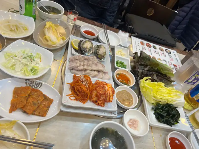 다양한 반찬과 함께 차려진 돼지국밥 상차림