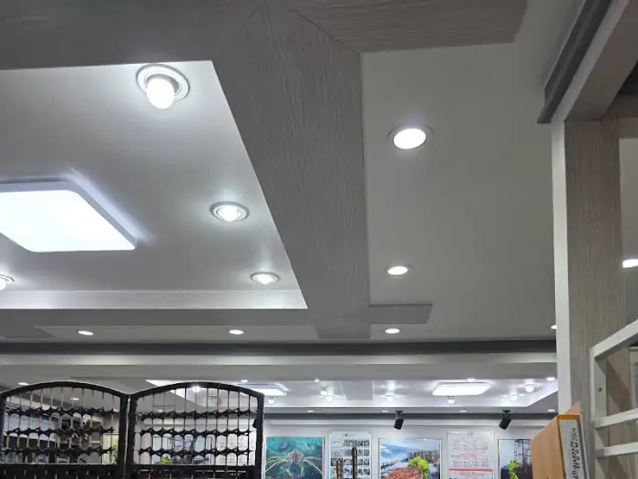 왕게수산 킹크랩 시흥동본점 내부 조명과 천장 디자인