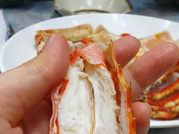 왕게수산 킹크랩 시흥동본점 킹크랩 살 발라먹는 모습