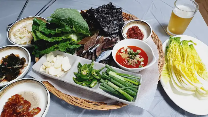 과메기 한 상 전체 모습 (다른 각도)