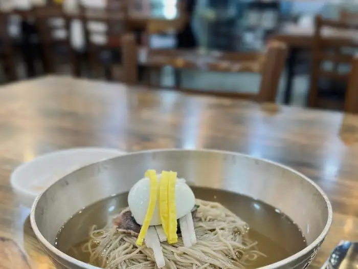 테이블 위에 놓인 평양냉면