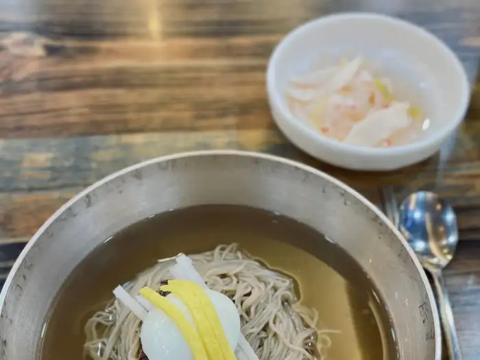 평양냉면과 곁들임 반찬