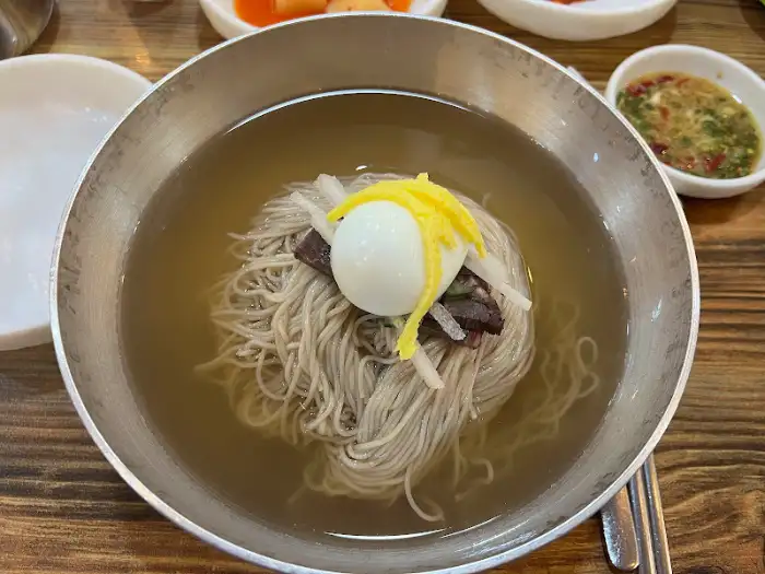 물냉면의 클로즈업 샷