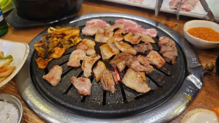 불판 위에 올라간 고기들