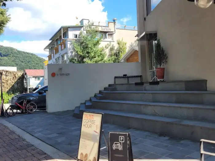 카페 앞 계단과 입구에 놓인 메뉴판.