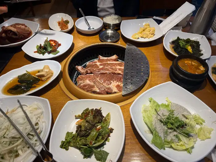 상차림 전체 모습, 가운데 불판과 둘러싼 반찬들
