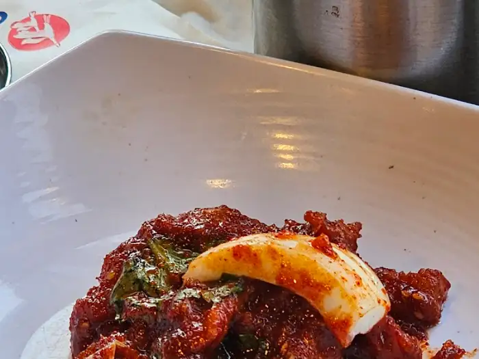 매콤해 보이는 양념에 버무려진 요리
